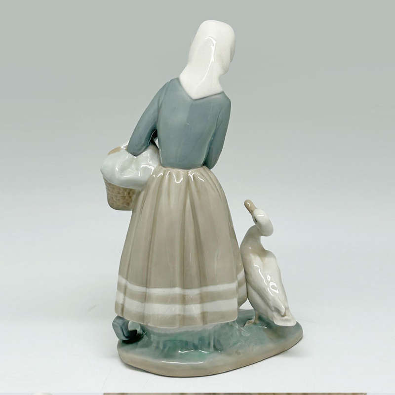 Lladro Figurine Girl With Baby Ducklings and  The Mother Duck
