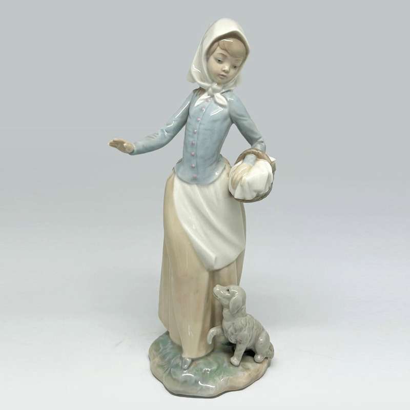 Nao Lladro  Figurine Girl Walking A Puppy