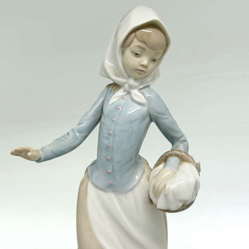 Nao Lladro  Figurine Girl Walking A Puppy