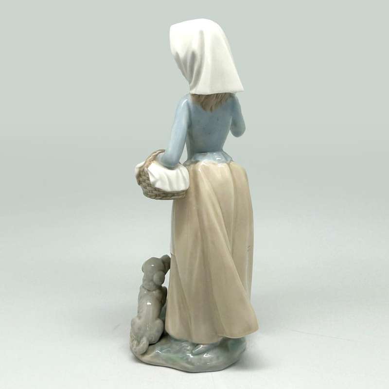 Nao Lladro  Figurine Girl Walking A Puppy