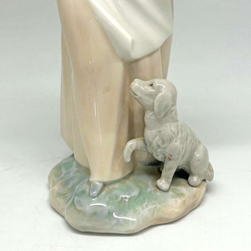 Nao Lladro  Figurine Girl Walking A Puppy