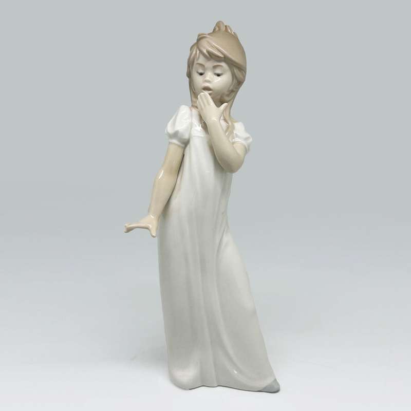 Nao Lladro  Figurine Girl Yawning