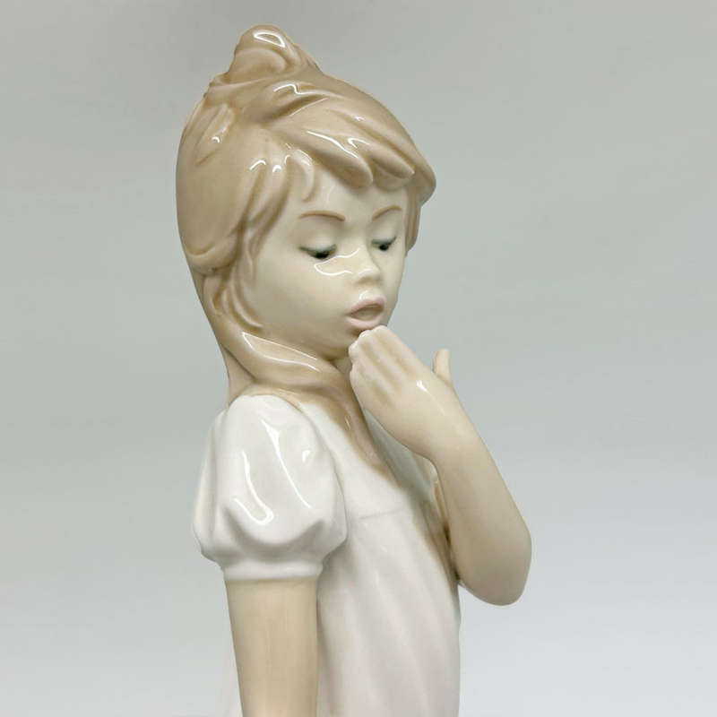 Nao Lladro  Figurine Girl Yawning