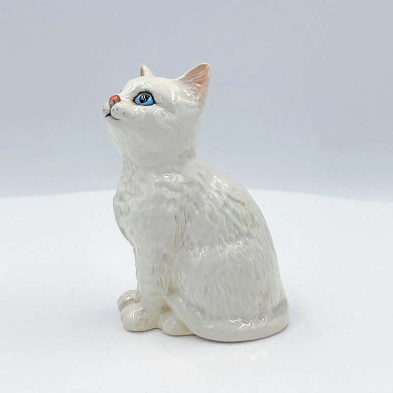 Beswick Persian Seated Blue Eyed Kitten