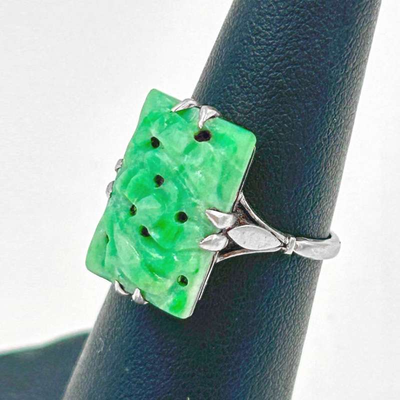 18ct White Gold Ring Set With Carved Jade
