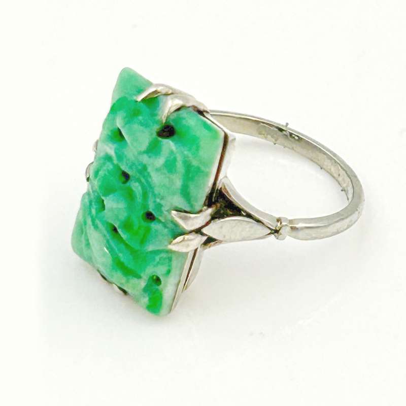 18ct White Gold Ring Set With Carved Jade