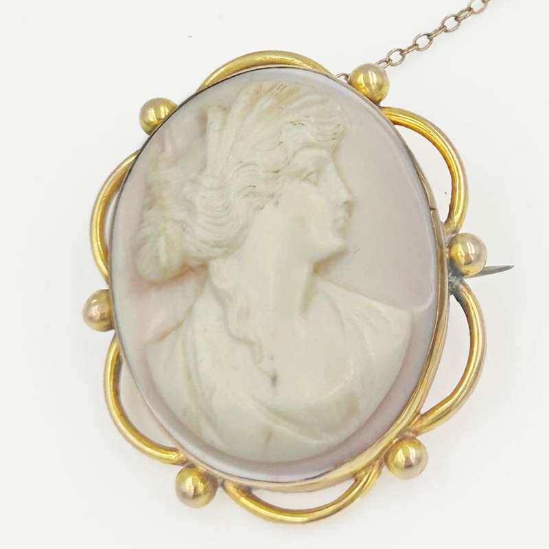 9ct Gold Coral  Cameo Carved Brooch Of A Lady