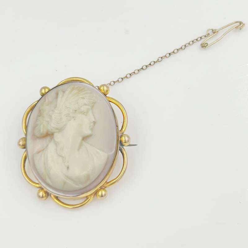 9ct Gold Coral  Cameo Carved Brooch Of A Lady