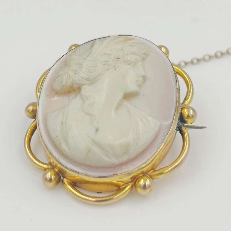 9ct Gold Coral  Cameo Carved Brooch Of A Lady