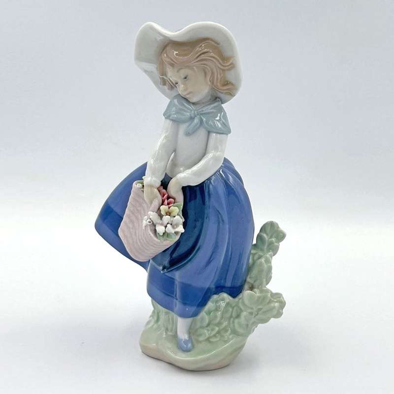 Lladro Pretty Pickings Figurine 5222