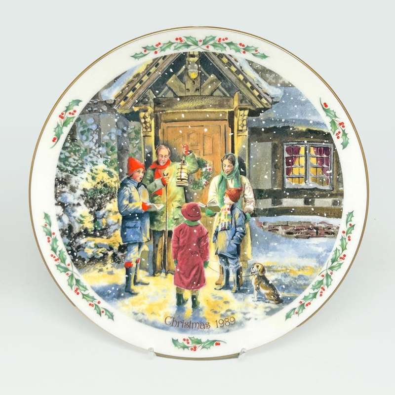 Royal Doulton Christmas Plate 1989 Carolling