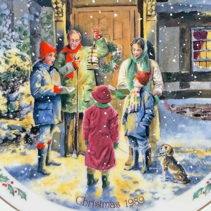 Royal Doulton Christmas Plate 1989 Carolling