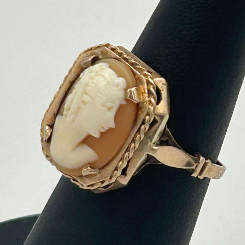 9ct Gold Lady Cameo Carved Conch Shell Ring