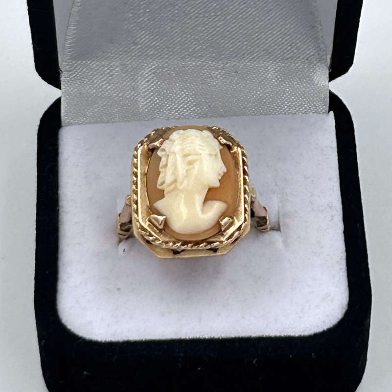9ct Gold Lady Cameo Carved Conch Shell Ring