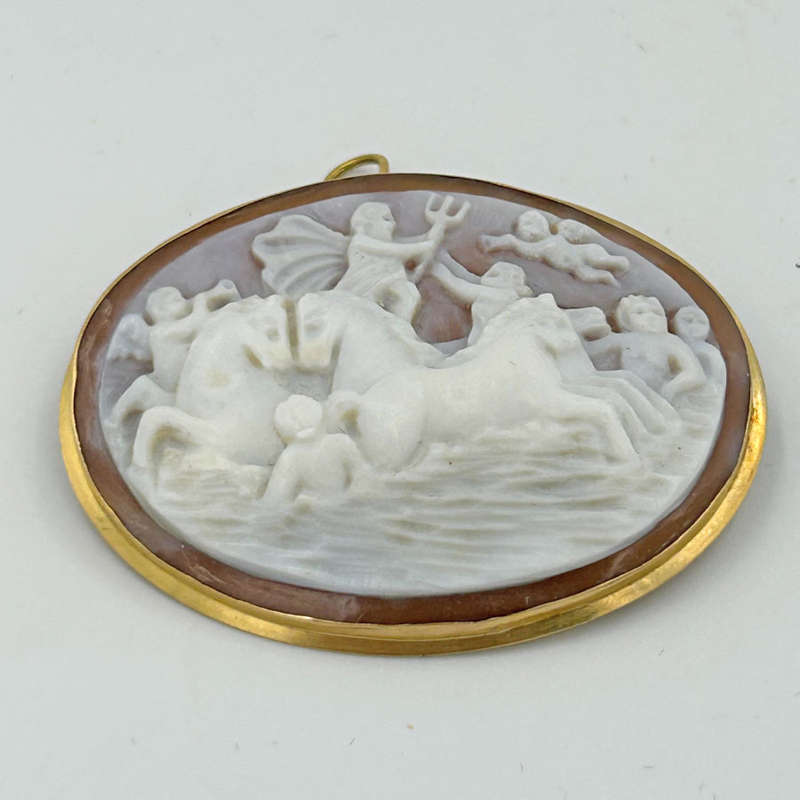 18ct Gold Conch Shell Purple Hue Cameo Brooch