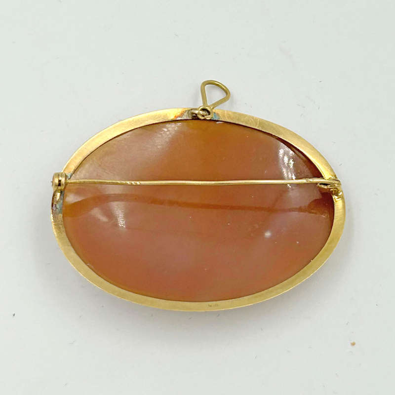 18ct Gold Conch Shell Purple Hue Cameo Brooch