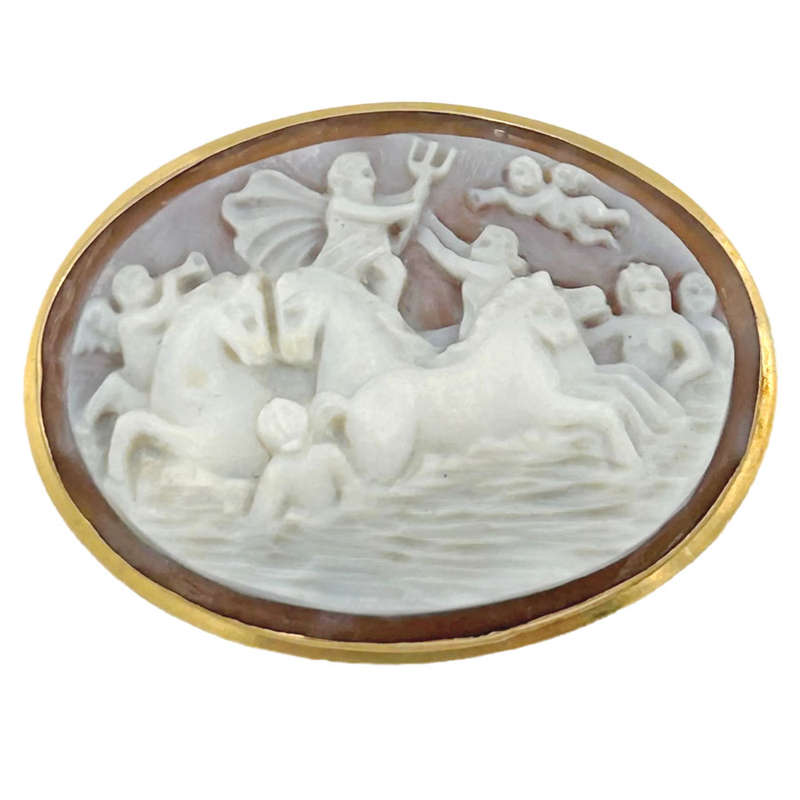 18ct Gold Conch Shell Purple Hue Cameo Brooch