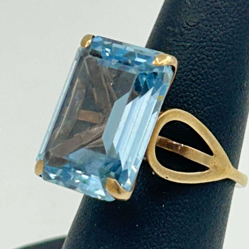 9Ct Gold Topaz Cocktail Ring C1940