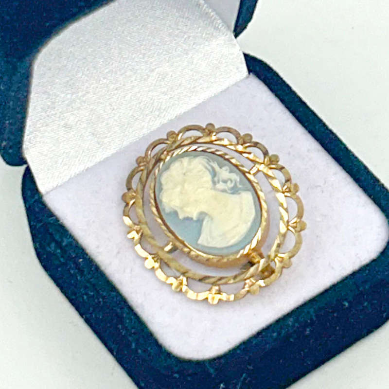 9ct Gold Mounted Blue and White Cameo