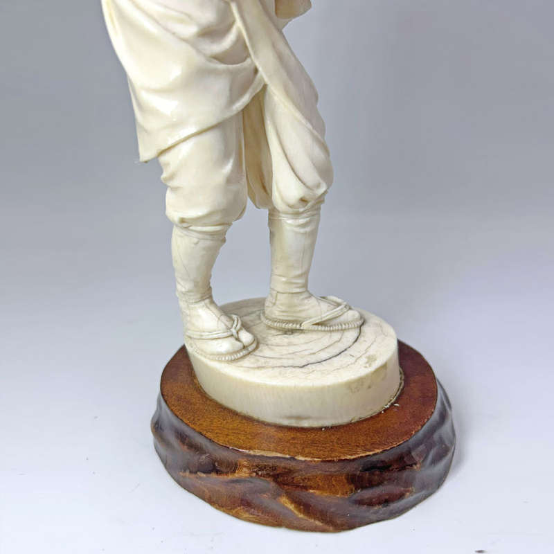 Superb Japanese Ivorine Okimono Of An Entertainer Meiji Period