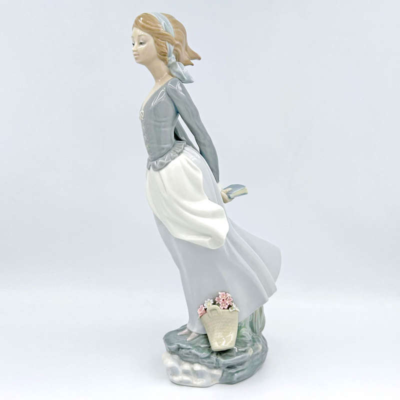 Lladro Figurine Wind Blown Sea Breeze 4922
