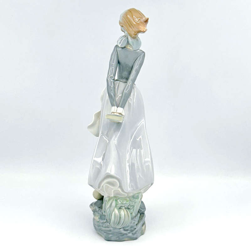 Lladro Figurine Wind Blown Sea Breeze 4922