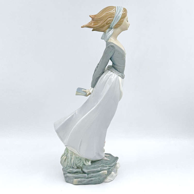 Lladro Figurine Wind Blown Sea Breeze 4922