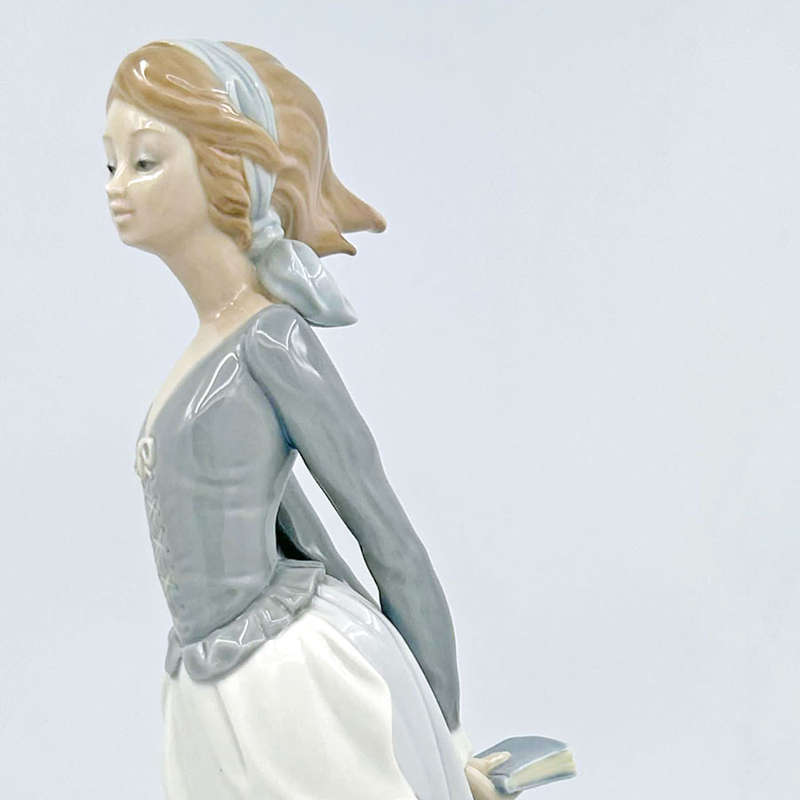 Lladro Figurine Wind Blown Sea Breeze 4922