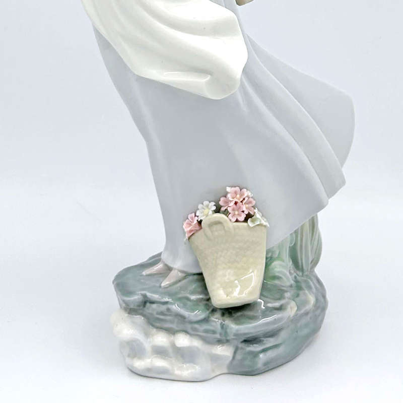 Lladro Figurine Wind Blown Sea Breeze 4922