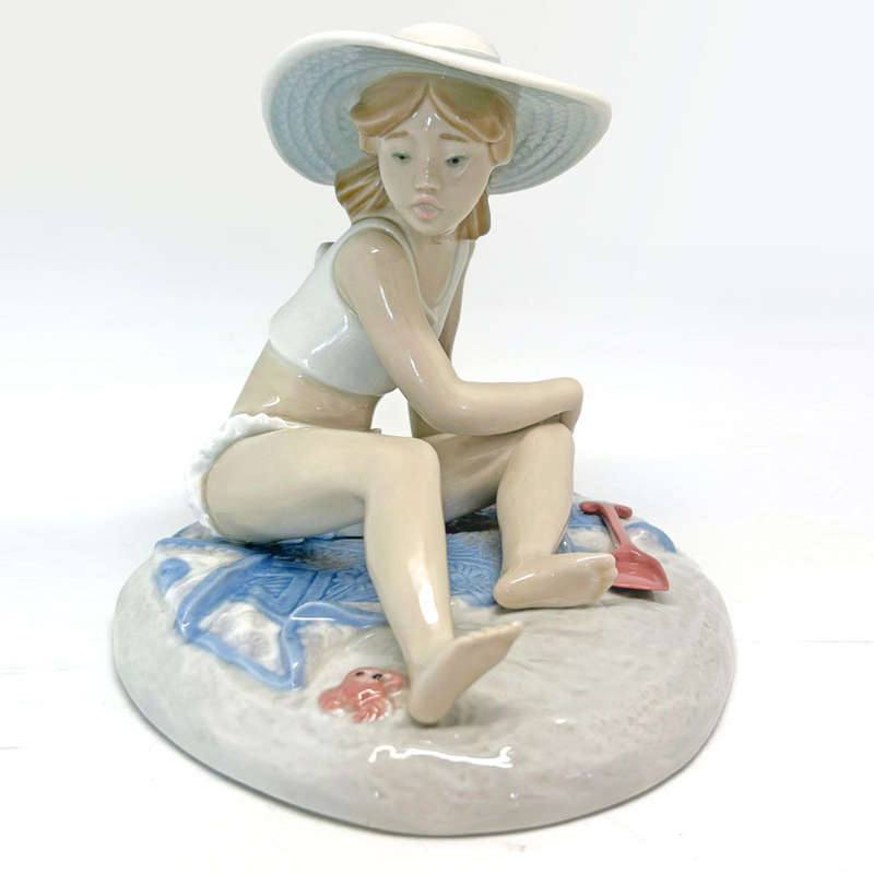 Lladro Daisa Figurine Girl On Beach With Pail  5438