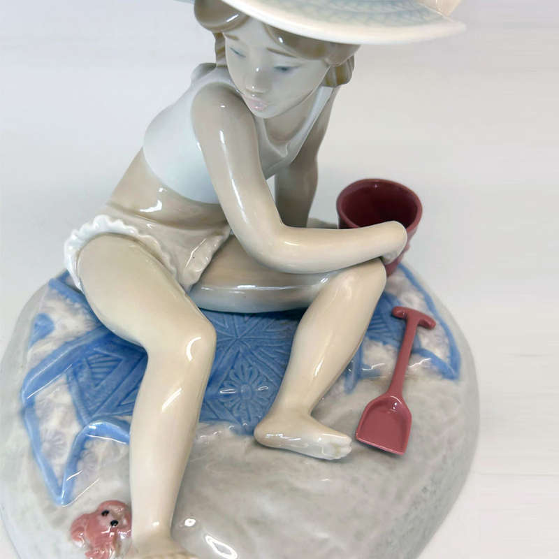 Lladro Daisa Figurine Girl On Beach With Pail  5438