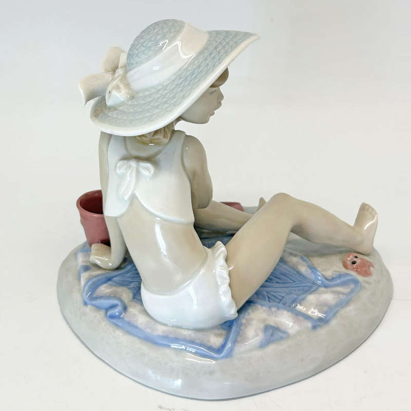 Lladro Daisa Figurine Girl On Beach With Pail  5438