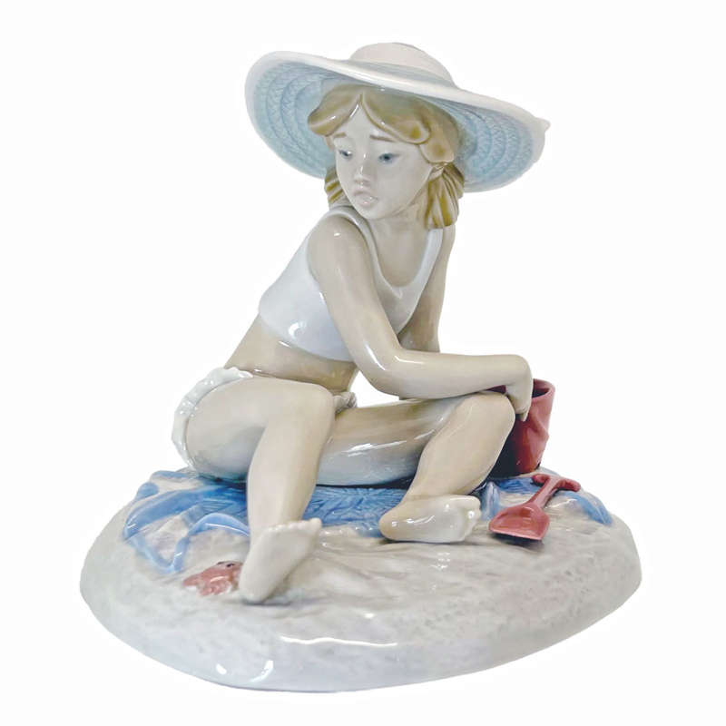 Lladro Daisa Figurine Girl On Beach With Pail  5438