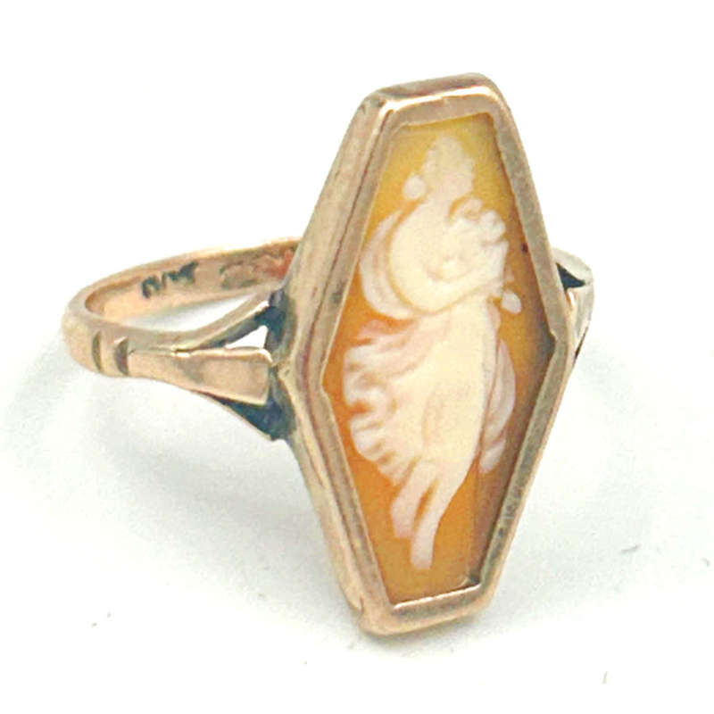 9ct Gold Lady Holding Flowers Cameo Carved Conch Shell Ring