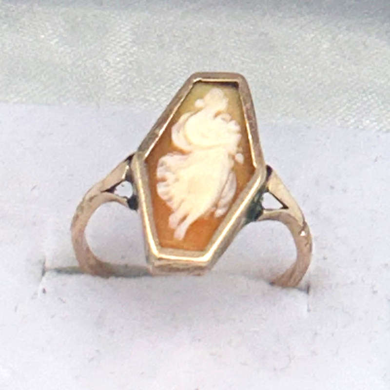 9ct Gold Lady Holding Flowers Cameo Carved Conch Shell Ring