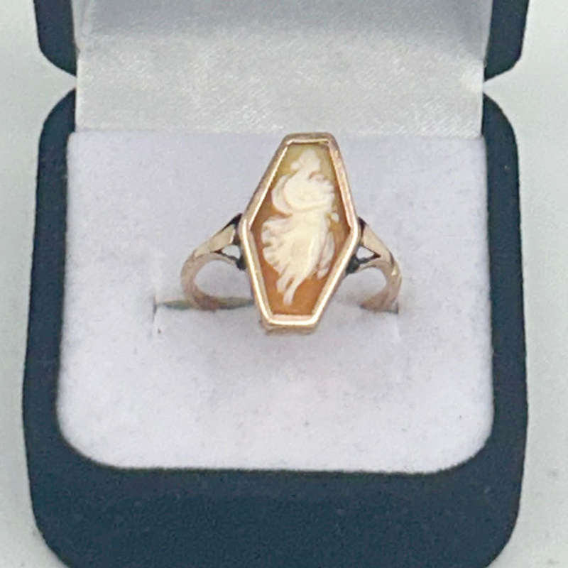 9ct Gold Lady Holding Flowers Cameo Carved Conch Shell Ring