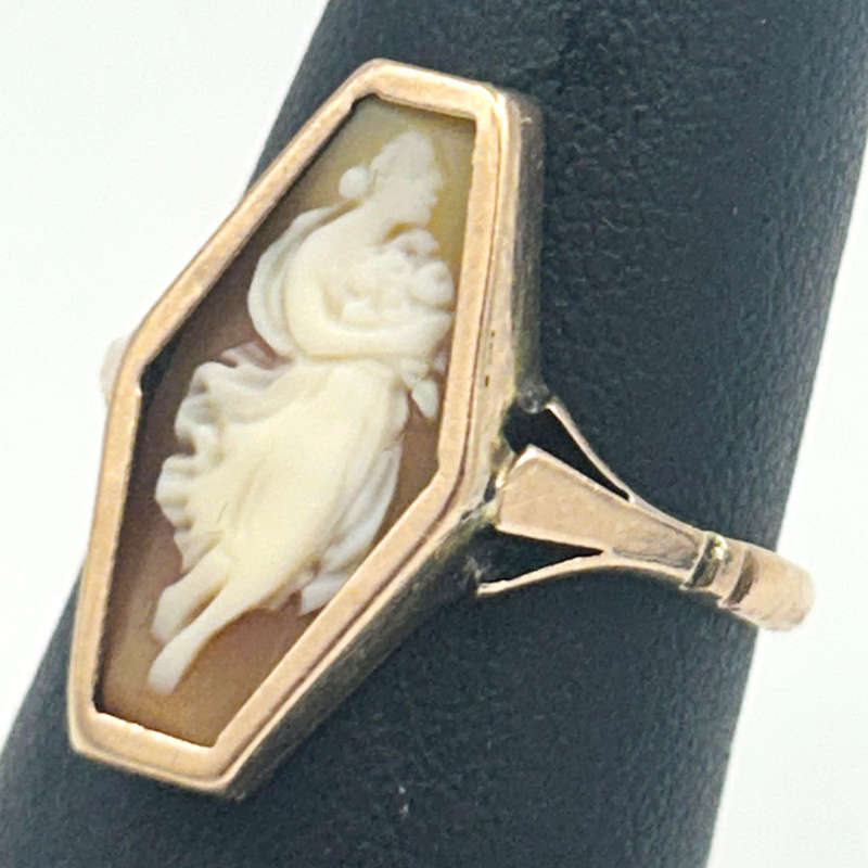 9ct Gold Lady Holding Flowers Cameo Carved Conch Shell Ring