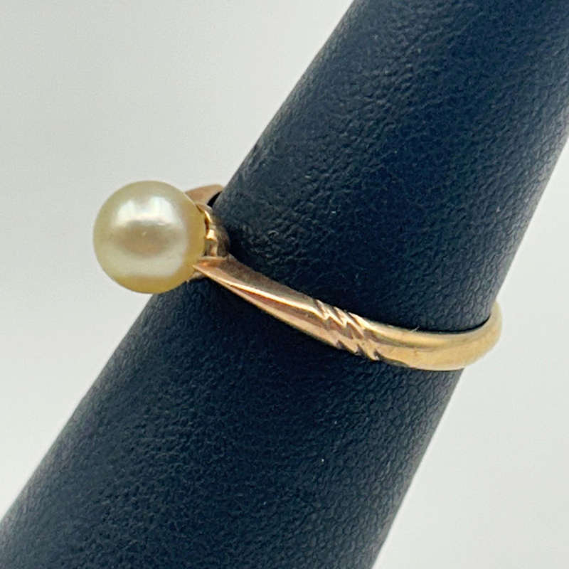 9Ct Gold Ring With Solitaire Pearl Zeeta