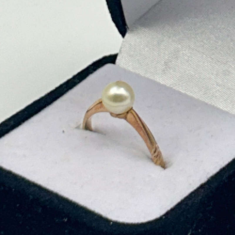 9Ct Gold Ring With Solitaire Pearl Zeeta