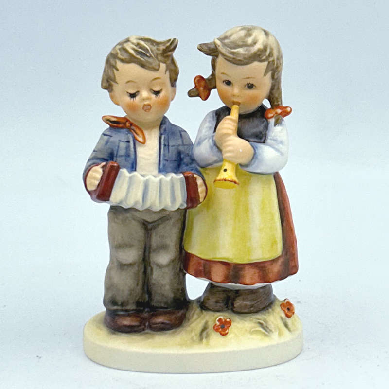 Hummel Figurine Birthday Serenade 218 TMK7