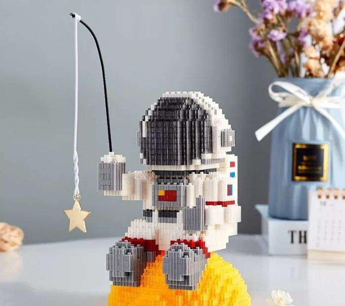 16801 Fishing Star Astronaut 1110 Pcs Micro Building Blocks With LED Light