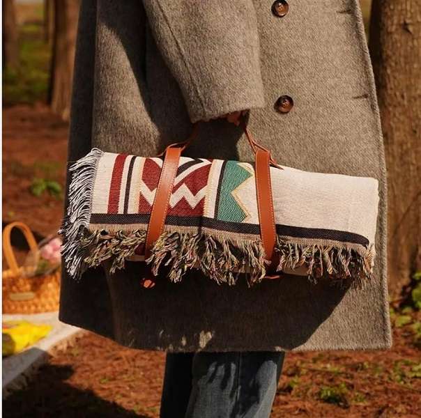 Jiageng JG20375285 Woven Picnic Mat With Strap Holder 90cm x 180cm