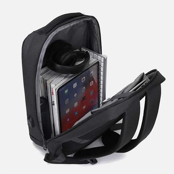 JG20375373 Large Capacity 18 Hard Shell Backpack With USB Port