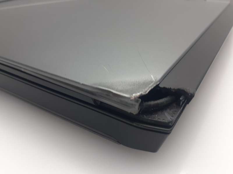 Dell AlienWare 15 R3 "Core i7" 2.8GHz 16GB RAM 1TB HDD And 128GB SSD Cracked Casing Black (12 Mon...