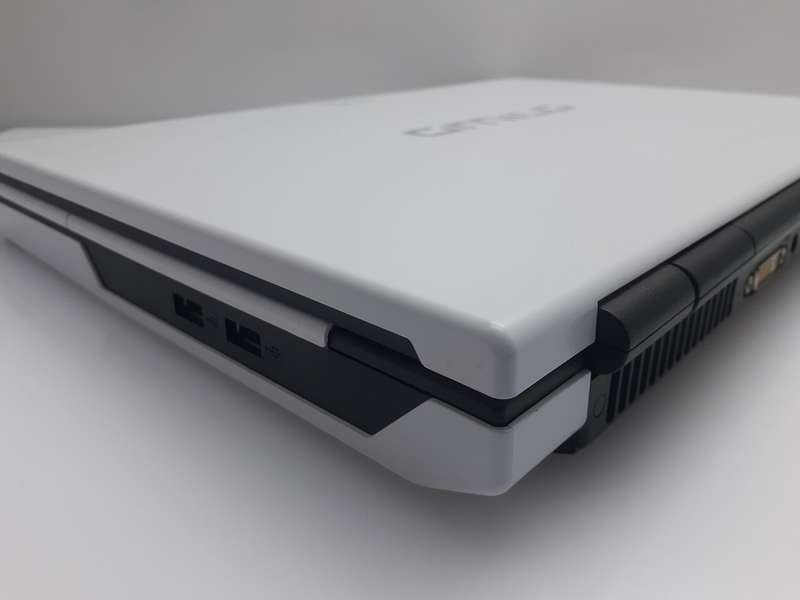 Fujitsu Amilo Pi 3525 2.0GHz 3GB RAM 160GB HDD Faulty Battery White