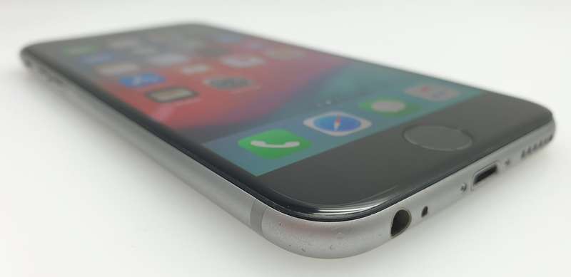 iPhone 6 16GB Minor Yellowing Silver + Screen Protector Bundle Value: R200