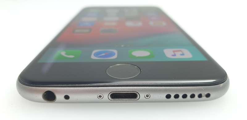 iPhone 6 16GB Minor Yellowing Silver + Screen Protector Bundle Value: R200