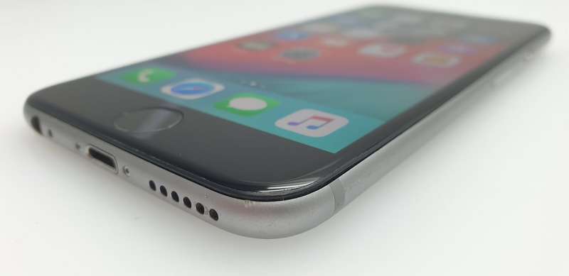 iPhone 6 16GB Minor Yellowing Silver + Screen Protector Bundle Value: R200