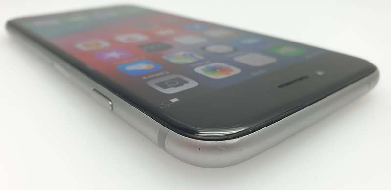 iPhone 6 16GB Minor Yellowing Silver + Screen Protector Bundle Value: R200