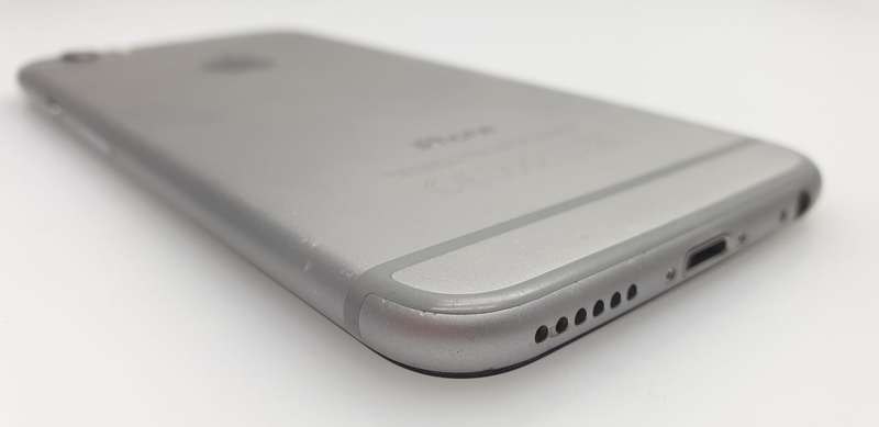 iPhone 6 16GB Minor Yellowing Silver + Screen Protector Bundle Value: R200